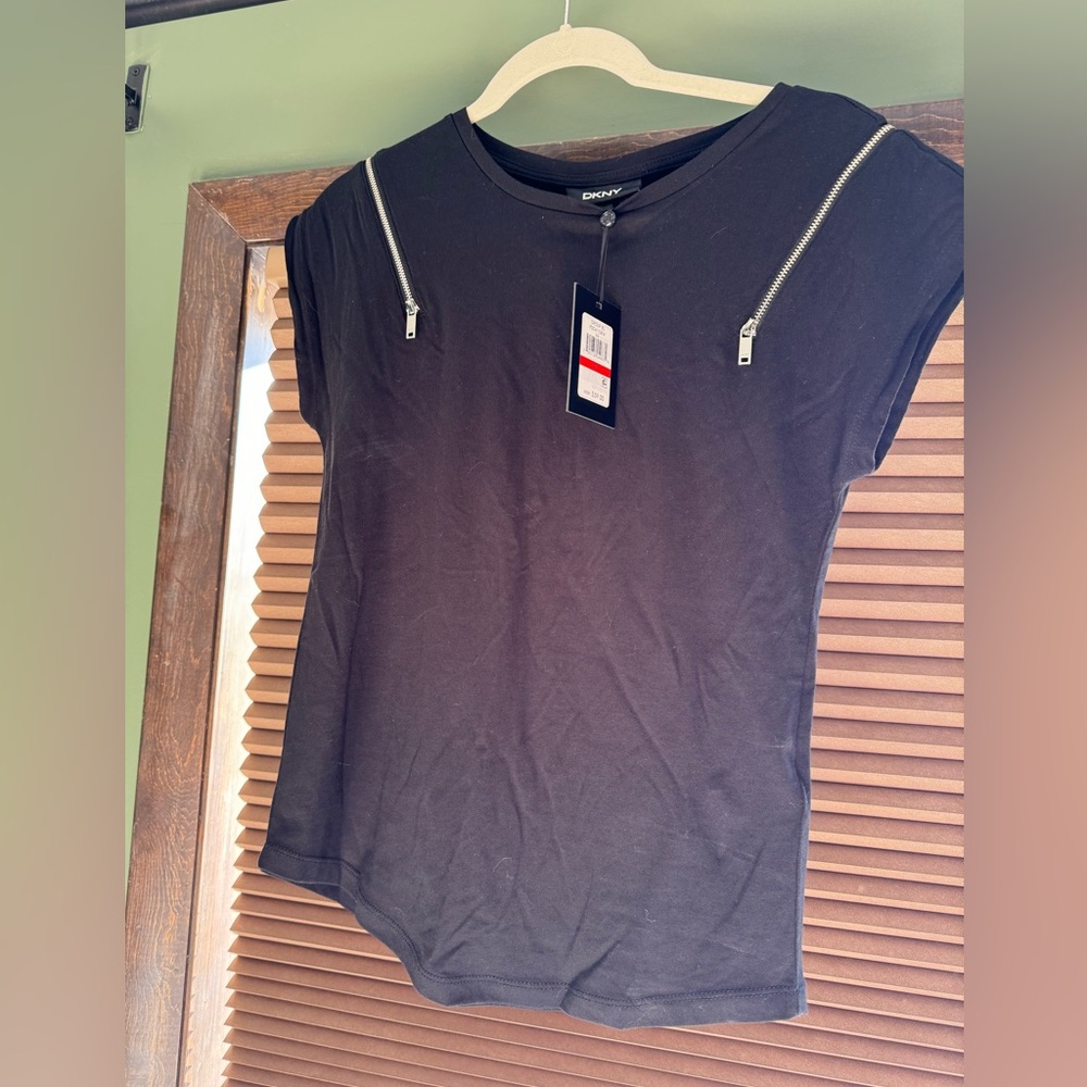 NWT DKNY XS black tee with zipper shoulder details